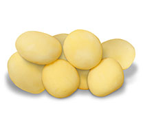 A group of freshly peeled potatoes. 
